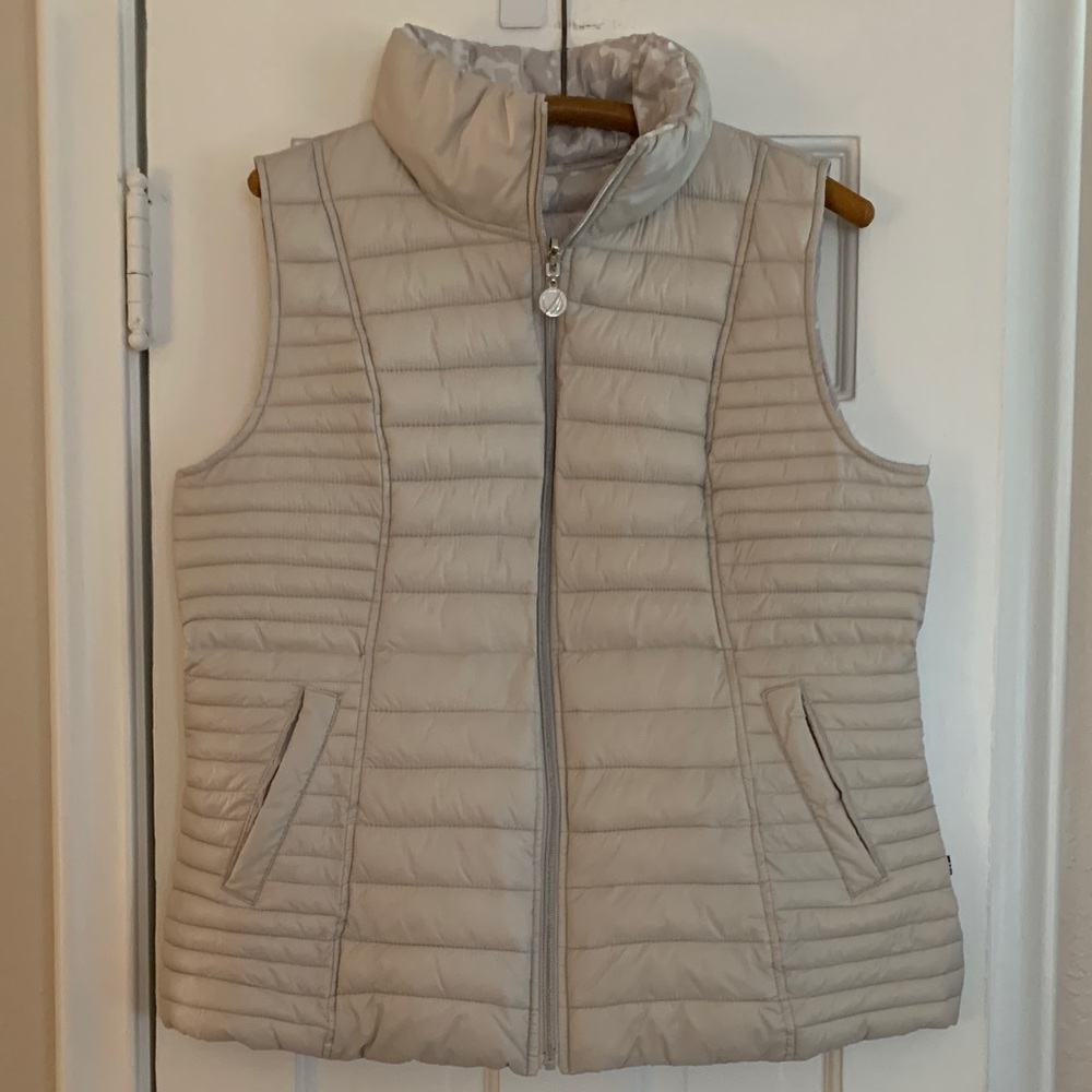 Nautica women’s reversible puffer vest, size XL, cream & white colors